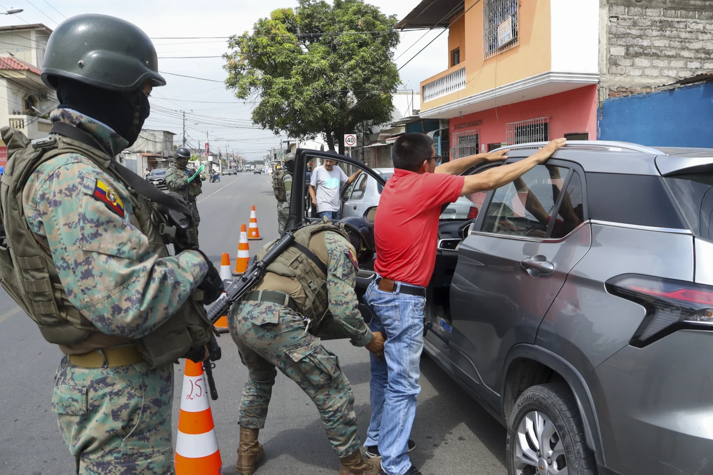 "¡Auge del crimen en Ecuador! Descubre cómo la violencia y el caos están transformando el país en tiempo récord."